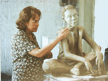 Adela y obra en taller