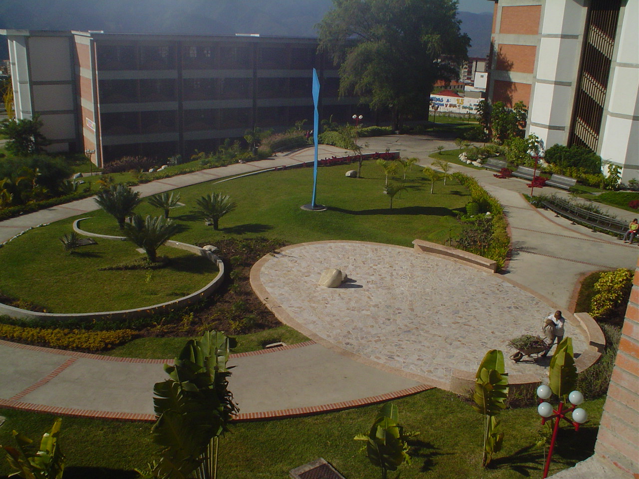 Foto Plaza de la Facultad de Ciencias Econ&oacute;micas y Sociales