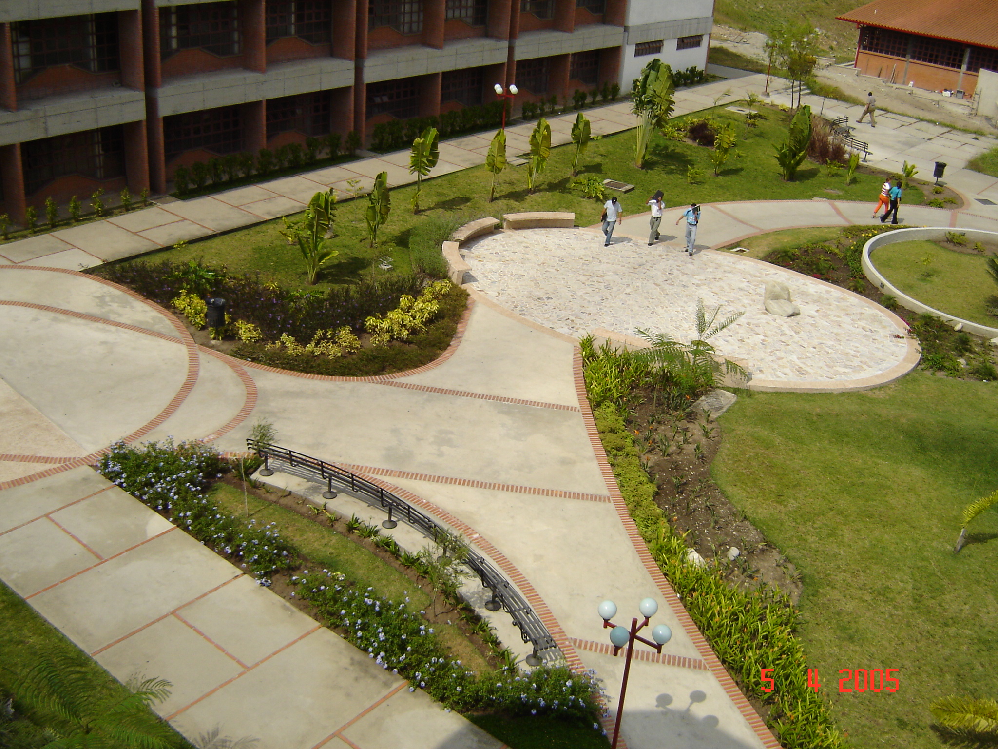 Plaza de la Facultad de Ciencias Econ&oacute;micas y Sociales